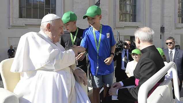 Papst begrüßt Ministranten im Papamobil.