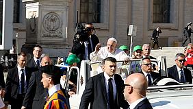 Vier Minis durften bei Papst Franziskus auf dem Papamobil mitfahren.