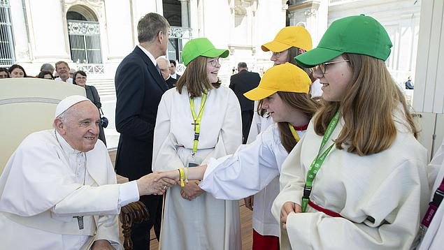 Papst Franziskus gratulierte Ministranten nach der Generalaudienz persönlich.