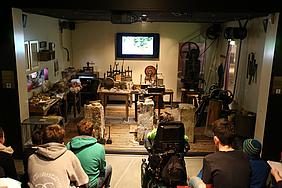 Ministranten bei ihrem Ausflug in die Werkstatt der Goldmacher in den Osterferien. pde-Foto: Sarah Hairbucher