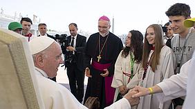 Papst Franziskus mit Bischof Hanke und Minitstranten.